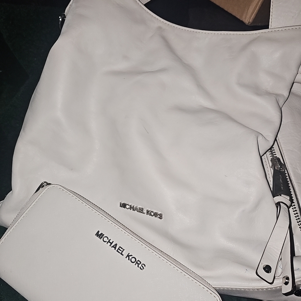 Michael Kors Elegant White Shoulder Bag